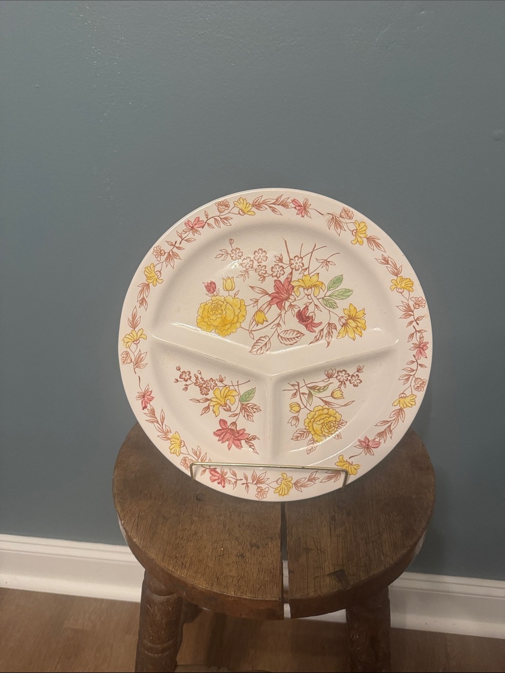 Floral Del Cornado Ceramic Divided Dinner Plate - Yellow & Pink